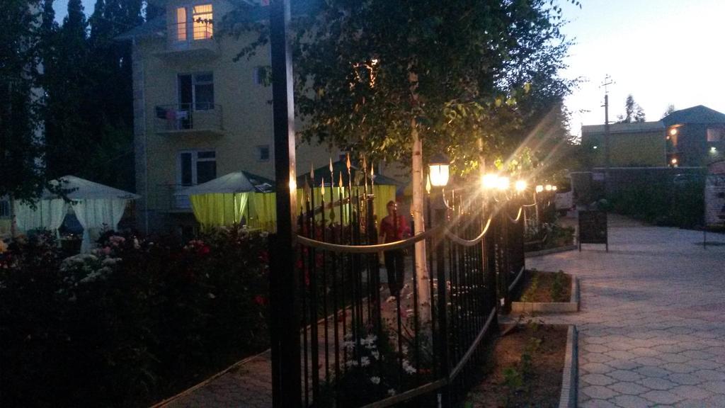 Hotel Gostinyi Dvor Bosteri Exterior foto